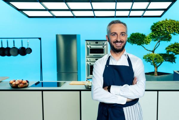 Bild 1 von 5: Jan Böhmermann in seiner Küche in der Sendung \