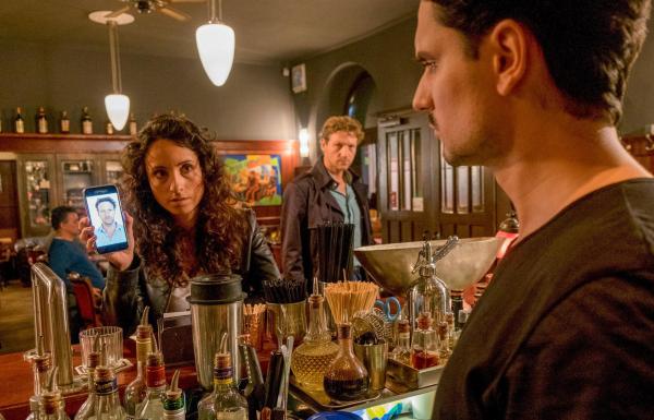 Bild 1 von 11: Im Bild: Barkeeper (Ante Brekalo, r.) hilft Annabell Lorenz (Stephanie Stumph, l.) bei der Überprüfung des Alibis von Oskar Bachmann (Thomas Unger, M.).
