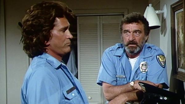 Bild 1 von 1: Engel in Uniform: Jonathan (Michael Landon) und Mark (Victor French) müssen einem verzweifelten Polizisten helfen