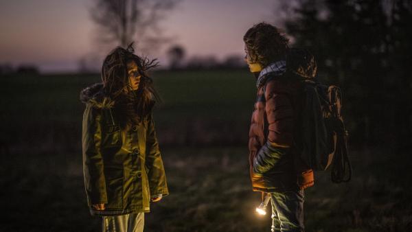 Bild 1 von 3: Tala (Flora Augusta) will Luca (Sander Lßkke Borg) davon abhalten, in den Wald zu gehen.
© BR/TV 2 Denmark, Cosmo Film/Per Arnesen - Honorarfreie Verwendung gemäß AGB im redaktionellen Zusammenhang mit genannter Sendung bei Nennung \