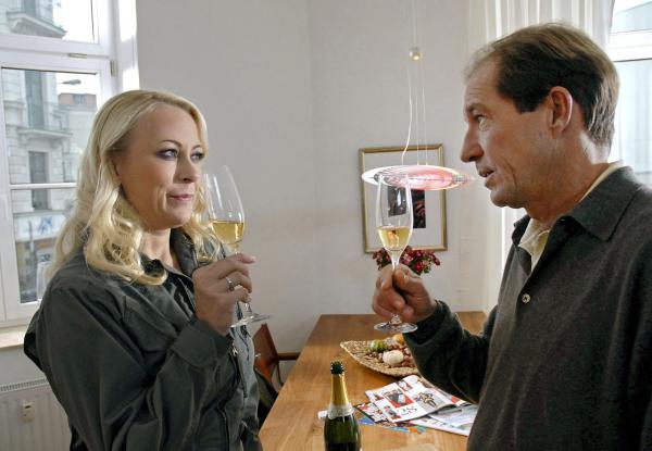 Bild 1 von 9: Nicole Sommer (Jenny Elvers-Elbertzhagen) hat es geschafft. Dr. Fährmann (Michael Lesch) konnte sich ihren Reizen nicht länger entziehen und hat sich in die Höhle der Löwin gewagt. Bei einem Glas Sekt kommen sich die beiden entscheidend näher.