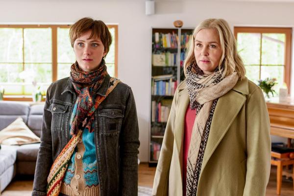 Bild 1 von 26: Im Bild: Lena Lorenz (Judith Hoersch, r.) begleitet Mona Treutlein (Carla Hüttermann, l.) zu den Wolffs um eine Lösung zu finden, damit Mona ihr Baby ab und zu sehen kann.