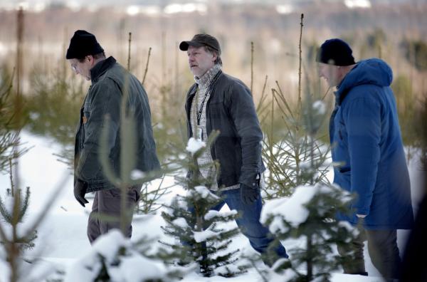 Bild 1 von 25: Wisting (Sven Nordin, rechts) und Nils (Mads Ousdal, Mitte) mit ihrem Ex-Kollegen Frank (Gard B. Eidsvold) suchen nach einem Frauenmörder.
