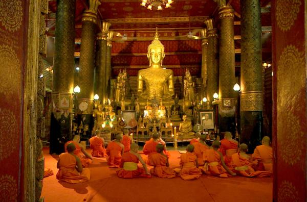 Bild 1 von 3: Das Innere des Tempels Wat Mai ? einer der bekanntesten Tempel in Laos