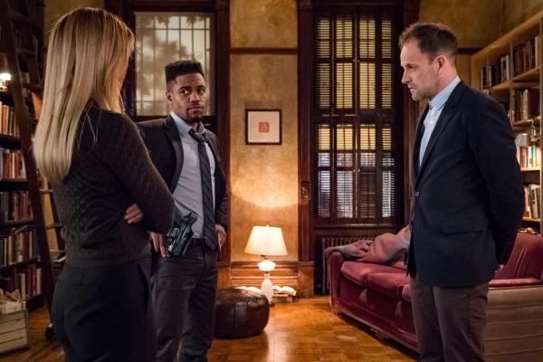 Bild 1 von 6: (v.l.n.r.) Joan Watson (Lucy Liu); Detective Marcus Bell (Jon Michael Hill); Sherlock Holmes (Jonny Lee Miller)