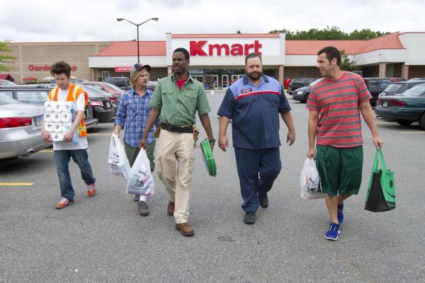 Bild 1 von 12: Nick (Nick Swardson), Marcus Higgins (David Spade), Kurt McKenzi (Chris Rock), Eric Lamonsoff (Kevin James), and Lenny Feder (Adam Sandler) at Kmart in Columbia Pictures' GROWN UPS 2.