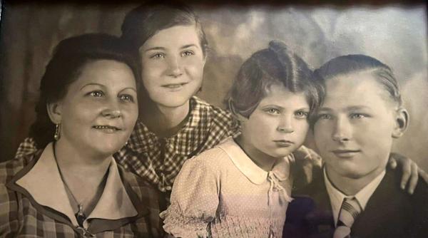 Bild 1 von 6: Ingrid Thiele (2. von rechts) als Kind mit ihrer Familie - nach dem Krieg ist sie Vollwaise.