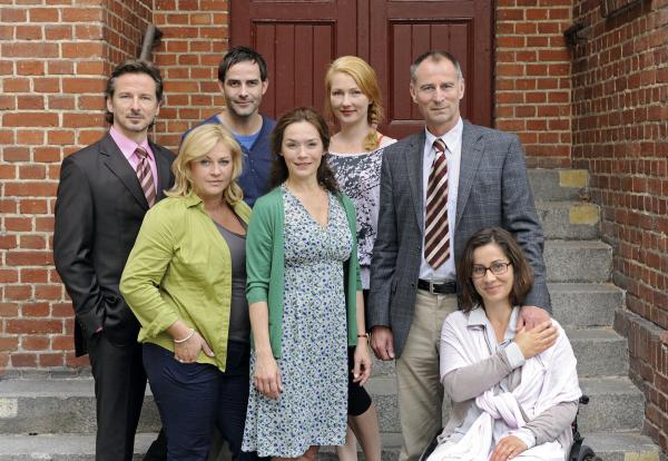 Bild 1 von 1: Das Lehrer-Kollegium der Erich-Kästner-Gesamtschule: v.l.n.r.: Alexander Fumetti (David C. Bunners), Renée Reinhardt (Petra Kleinert), Johann Hofer (Beat Marti), Katja Stein (Julia Stemberger), Karola Koenig (Katja Studt), Dr. Karl Kanther (Thomas Schendel), Marie Kanther (Annett Kruschke).