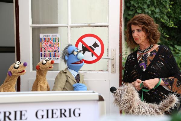 Bild 1 von 2: Der Galeriebesitzer will die Hundefreundin (Julia Schmitt) nicht in die Ausstellung lassen.