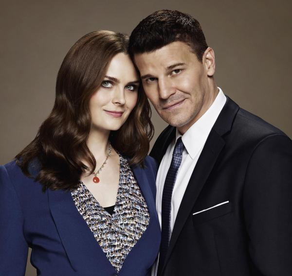 Bild 1 von 13: Temperance Brennan (Emily Deschanel, l.); Seeley Booth (David Boreanaz, r.)