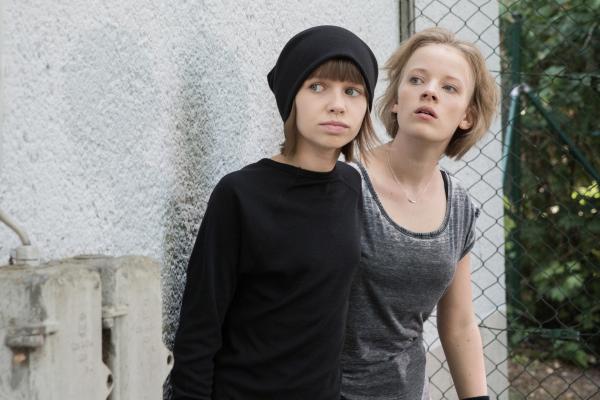 Bild 1 von 6: Jona (Helen Möller, li.) und Martha (Luna Kuse, re.) lauern auf ihren Einsatz.
