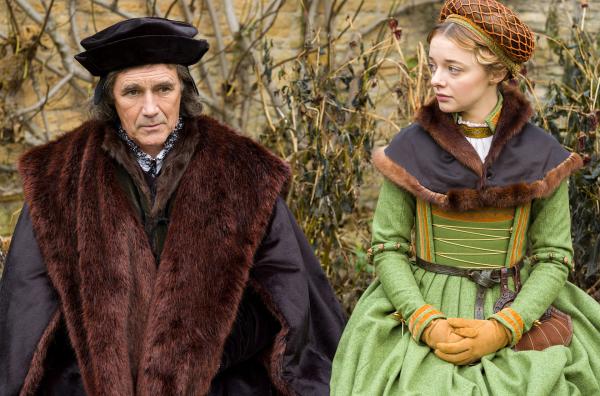 Bild 1 von 3: Thomas Cromwell (Mark Rylance) spricht mit seiner Tochter Jenneke (Ellie de Lange) über eine wichtige Entscheidung.