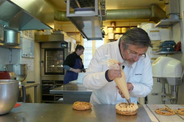 Bild 1 von 2: Chefkoch Benoît Castel bereitet Paris-Brest zu, einen Klassiker der französischen Patisserie.