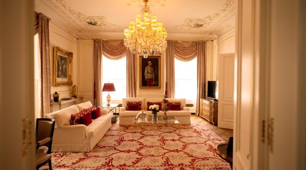 Bild 1 von 2: Adlon, Sacher, Ritz und Co.: Die großen Hotels als Schauplätze der Geschichte und menschlicher Dramen.