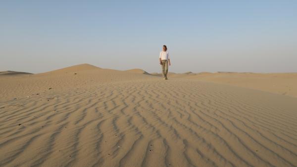 Bild 1 von 6: ARD-Journalistin Lena Ganschow in der Wüste der Vereinigten Arabischen Emirate. Regen fällt fast ausschließlich in den Wintermonaten. Die Zahl der Regentage pro Jahr liegt bei nur fünf bis sieben.