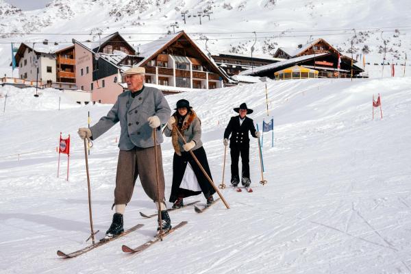 Bild 1 von 17: Im Bild: Nostalgie Team: Marcel Golmejer, Milena Peraltaf, Ferdl Nöbl, Ski.