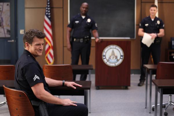 Bild 1 von 4: Officer John Nolan (Nathan Fillion, l.) wird von seinen Kollegen als neuer Ausbilder auf der Dienststelle begrüßt.