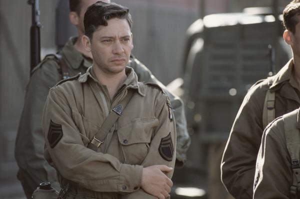 Bild 1 von 7: BAND OF BROTHERS, the ten-part miniseries based on Stephen E. Ambrose?s nonfiction best seller about a World War II U.S. Army unit, debuts SUNDAY, SEPT. 9 at 9:00 p.m. (ET), exclusively on HBO.  Pictured:  Dexter Fletcher.