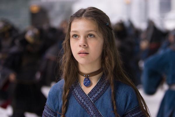 Bild 1 von 18: Als die 14-jährige Wasserbändigerin Katara (Nicola Peltz) zufällig den Avatar aus seinem 100-jährigen Schlaf erweckt, beginnt für sie eine Zeit voller gefährlicher Abenteuer ...