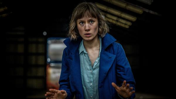 Bild 1 von 2: Doro Decker (Alina Levshin) ist in eine Falle geraten.