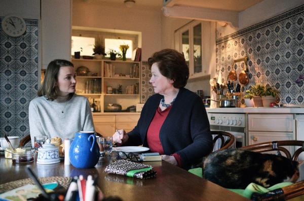 Bild 1 von 7: Lara (Birte Schnöink, li.) versucht bei Henriette (Imogen Kogge, re.), einer alten Freundin ihrer Mutter, mehr über ihren leiblichen Vater herauszufinden.