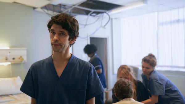 Bild 1 von 3: Als wäre der Arbeitsalltag von Adam (Ben Whishaw) nicht schon anstrengend genug, wird das Chaos durch stationsweite Bauarbeiten komplettiert.