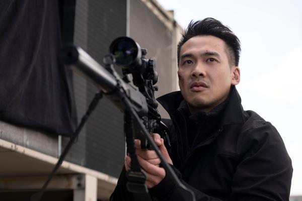 Bild 1 von 3: Nile (Jason Wong) hat eine Zielperson ins Visier genommen - ohne dass es jemand bemerkt.