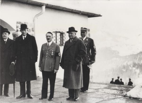 Bild 1 von 2: Der britische Politiker Lord Halifax besucht im November 1937 Hitler.