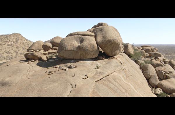 Bild 1 von 5: Die Einflüsse der Natur ließen im namibischen Erongogebirge eigenwillige Granitformationen entstehen.
