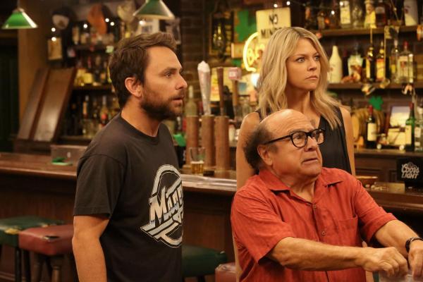 Bild 1 von 8: (v.l.n.r.) Charlie Kelly (Charlie Day); Frank Reynolds (Danny DeVito); Dee Reynolds (Kaitlin Olson)