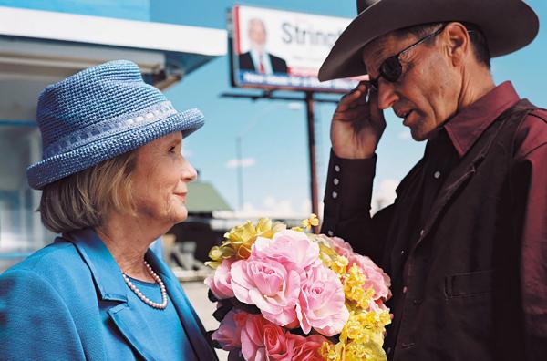 Bild 1 von 13: Film-Cowboy Howard Spence (Sam Shepard) erfährt von seiner Mutter (Eva Marie Saint), dass er womöglich einen Sohn hat, von dem er nie wusste.