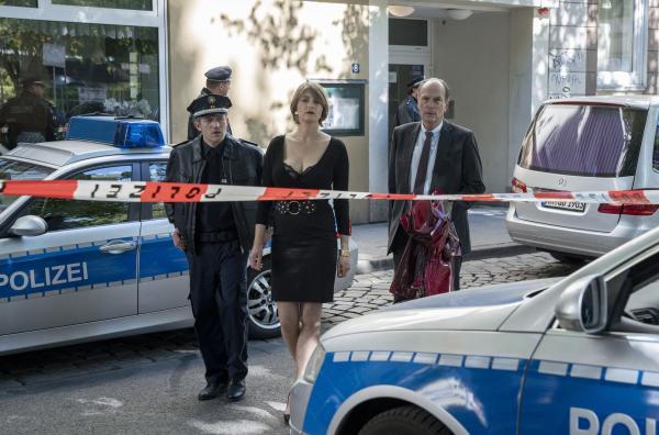 Bild 1 von 8: (v.l.n.r.) Gerd Wohlers (Josef Heynert); Bella Gassner (Nicole Marischka); Markus Gellert (Herbert Knaup)