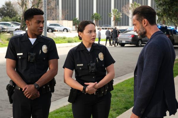 Bild 1 von 3: Chen (Melissa O´Neil, M.) und West (Titus Makin Jr., l.) sind offiziell keine Rookies mehr. An ihrem ersten Tag als vollwertige Polizisten hat Detective Caradine (Kamar de los Reyes, r.) einen Auftrag für die beiden. Doch der ist nicht so aufregend, wie erhofft.