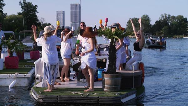 Bild 1 von 5: Im Bild:  Das Partyleben am Wasser sorgt nicht nur für Freude.