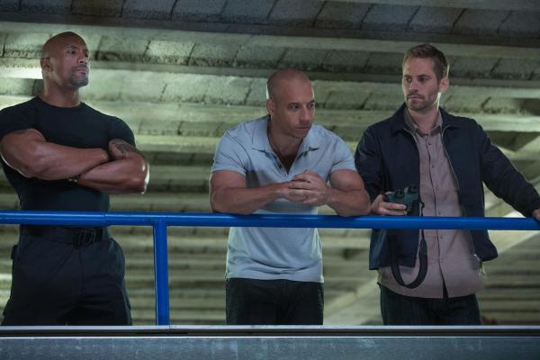 Bild 1 von 29: Finden wieder zusammen, um den Überfall auf einen Militär-Konvoi zu verhindern: Hobbs (Dwayne Johnson, l.), Dom (Vin Diesel, M.) und Brian (Paul Walker, r.) ...