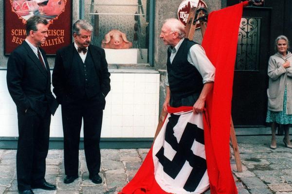 Bild 1 von 7: Im Bild: Heinz Marecek (Dr. Rosenblatt), Heinz Petters (Bruder von Hatzinger), Karl Merkatz (Karl Bockerer), Ida Krottendorf (Binderl Bockerer).