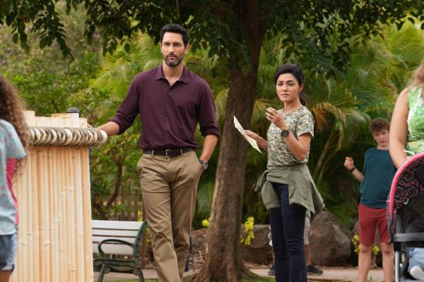 Bild 1 von 12: Jesse Boone (Noah Mills, l.); Lucy Tara (Yasmine Al-Bustami, r.)