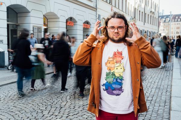 Bild 1 von 13: Bei dem schönen Frühlingswetter sind an diesem Samstagnachmittag sehr viele Menschen unterwegs. Für Nico-Raphael (33) bedeutet diese Situation absoluten Stress. Der Geräuschpegel, die Gerüche, die Menschen, die an ihm vorbeihetzten. Als neurodiverser Mensch hat er in solchen Momenten nur ein Bedürfnis: Sich die Ohren zu zuhalten oder seine geräuschreduzierenden Kopfhörer aufzusetzen.