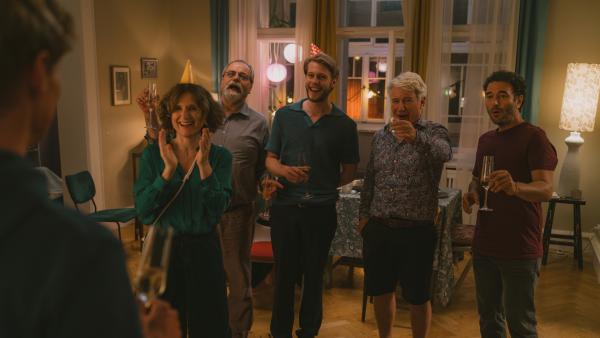 Bild 1 von 15: Happy Birthday Knut (Helgi Schmid, l.)! Zu seinem 40. Geburtstag ist die ganze Familie angerückt. Schwiegermutter Gilla (Victoria Trauttmansdorff, 2.v.l.), Schwiegervater Bernhard (Matthias Brenner, 3.v.l.), Bruder Karsten (Richard Kreutz, 3.v.r.), Vater Helmut (Jörg Schüttauf, 2.v.r.) und Schwager Hannes (Mohamed Achour, r.) lassen ihn hochleben.