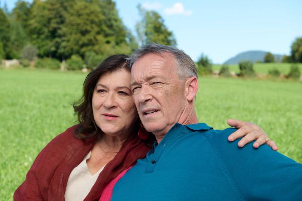 Bild 1 von 6: Eva Lorenz (Eva Mattes) und Vinz Huber (Michael Roll) stehen sich wieder nahe.