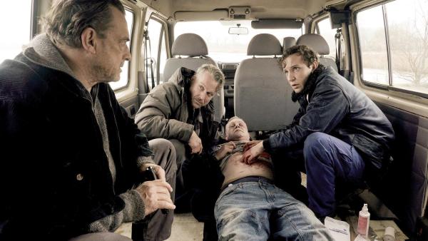 Bild 1 von 10: Im Bild: Thomas Sarbacher (Armin Wiesner), Dirk Borchardt (Hanno Pottek), Thomas Lawinky (Harry Dombrowski), Leonard Carow (Robert Vollmer).