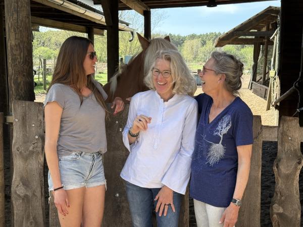 Bild 1 von 5: Monika (Mitte) mit ihrer Familie im Stall.