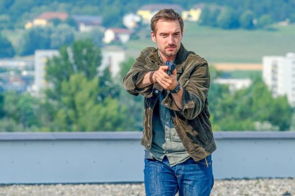 Bild 1 von 3: Schon einmal in diesem Fall musste jemand durch einen Fall aus der Höhe sterben. Wird es Ermittler Ben Halberg (Daniel Gawlowski) gelingen, einen erneuten Sturz zu verhindern?