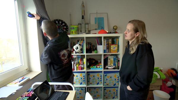 Bild 1 von 3: Mike und Farina wiederum sind nach der Schimmelentdeckung in ihrer Wohnung geschockt.