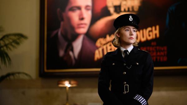 Bild 1 von 6: Constable Stalker (Saoirse Ronan)    Photo by Parisa Taghizadeh. Courtesy of Searchlight Pictures.