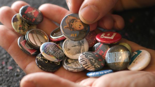 Bild 1 von 7: Früher an jedem Revers, heute fast weg: Buttons