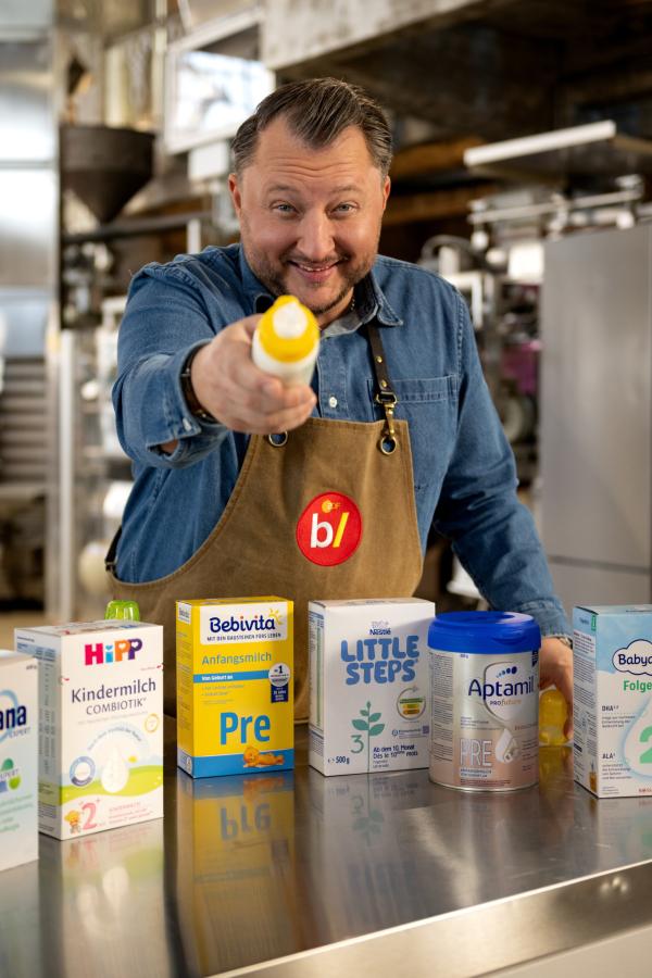 Bild 1 von 5: In seiner Werkstatt baut Sebastian Lege Pre-Milchpulver für Säuglinge nach.
