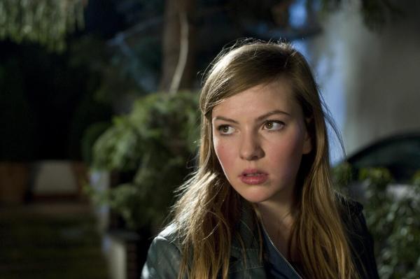 Bild 1 von 20: (1. Staffel) - Isabelle (Luise Risch) kennt ihren Vater nur von Fotos und aus Erzählungen. Als er aus dem Koma erwacht und wieder in ihr Leben tritt, rückt sie immer wieder wegen seiner antiquierten Vorstellungen mit ihm zusammen ...