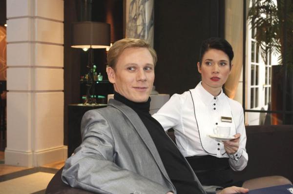 Bild 1 von 9: Philips (Philipp Romann, l.) Verdacht gegen Pilar erhärtet sich, als diese Pläne für die Schmuckauktion klaut. Gina Pollodoro (Elisabeth Sutterlüty, r.) bemerkt schnell, dass mit Philip etwas nicht stimmt.