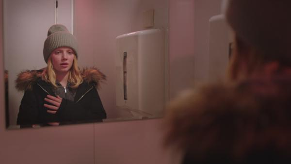 Bild 1 von 3: Die verfahrene Situation mit Tara hat Sannes (Tilde Ender Sßvik) Zwänge verstärkt. Immer häufiger klopft sie dreimal ihre Hand auf den Oberkörper.© ZDF/NRK Super - Honorarfreie Verwendung gemäß AGB im redaktionellen Zusammenhang mit genannter Sendung bei Nennung \